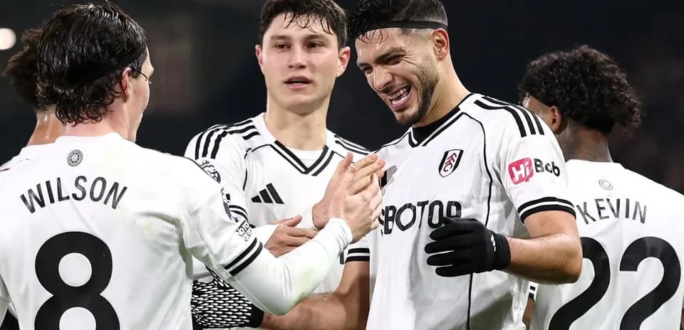 Fulham oyunçuları sevinir