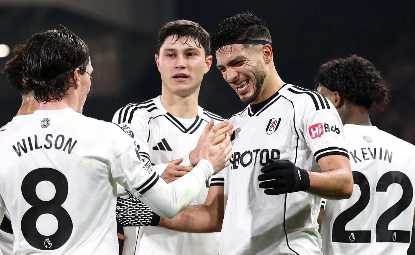 Fulham oyunçuları sevinir