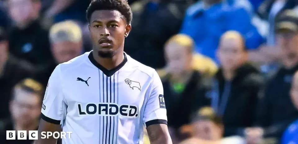 Futbolçu Derby County formasında meydanda durur