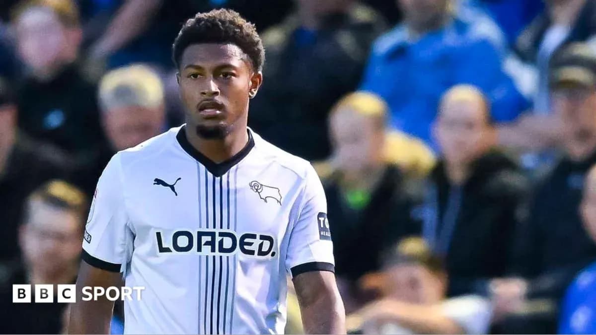 Futbolçu Derby County formasında meydanda durur