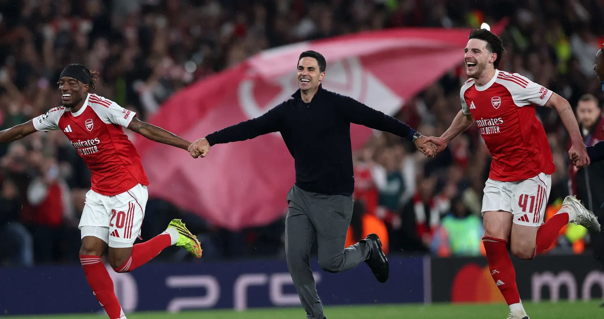 Arsenal players celebrating with manager after victory
