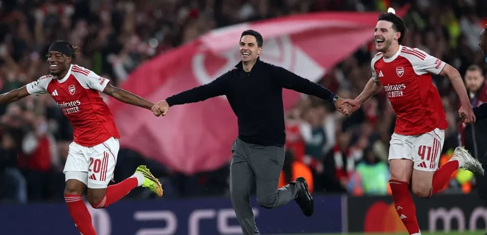 Arsenal players celebrating with manager after victory