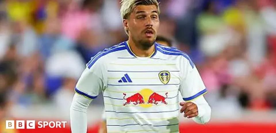 Futbolçu oyunda Leeds United formasında yürüyür