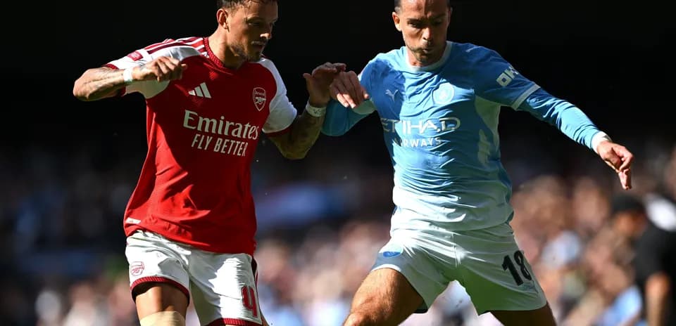 Arsenal and Manchester City players contesting for the ball