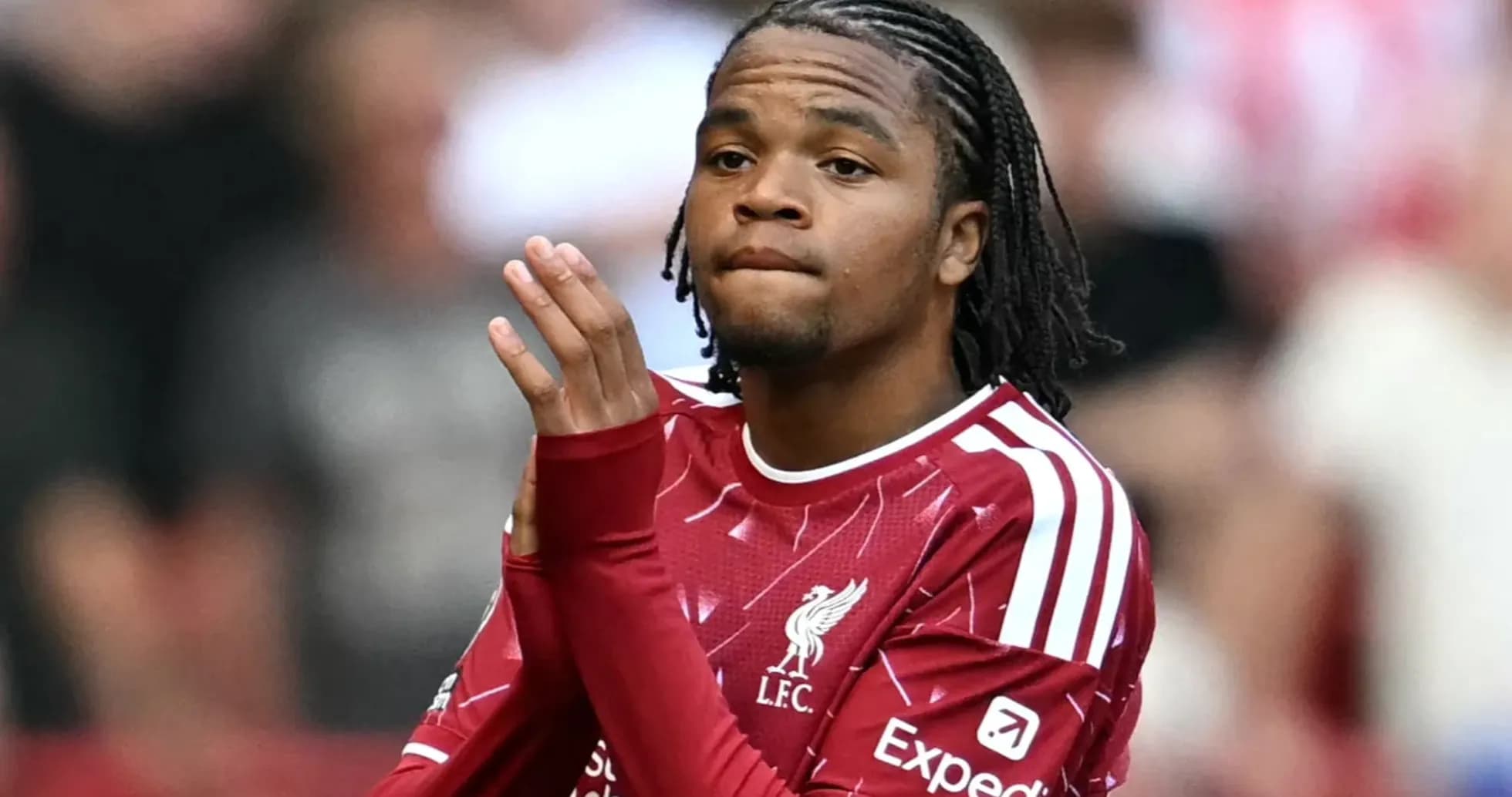 Futbolçu Liverpool formasında stadionda alqışlayır