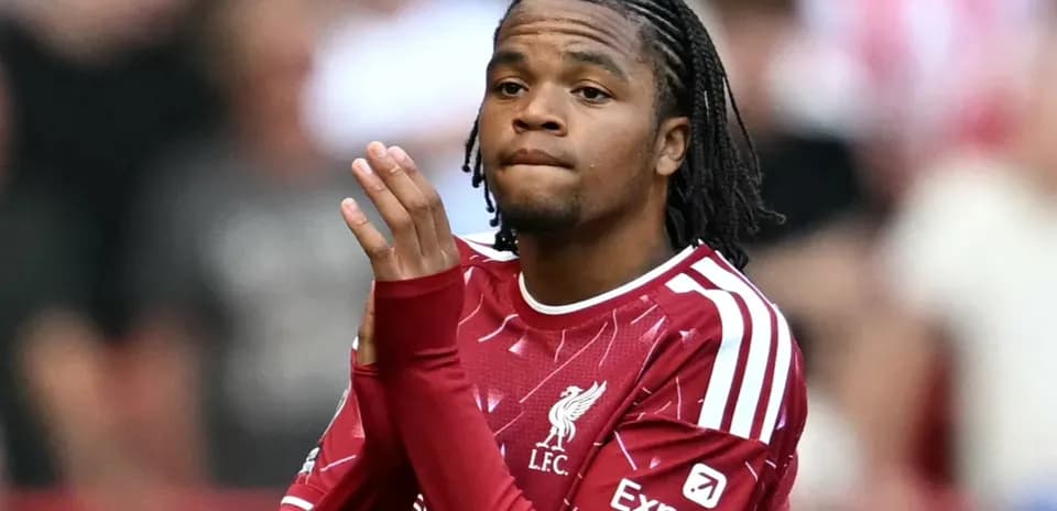 Futbolçu Liverpool formasında stadionda alqışlayır