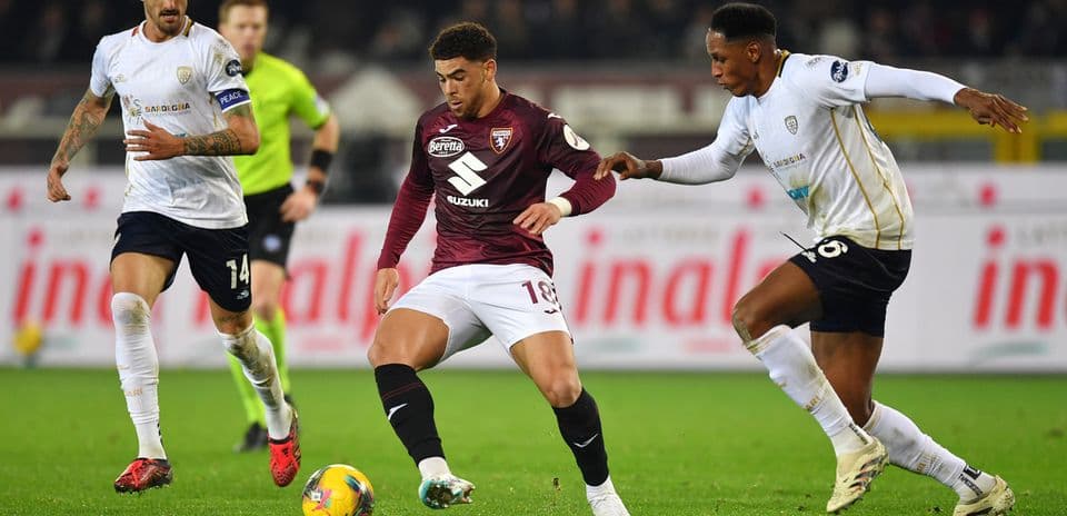 Cagliari və Torino futbolçuları top üçün mübarizə aparır