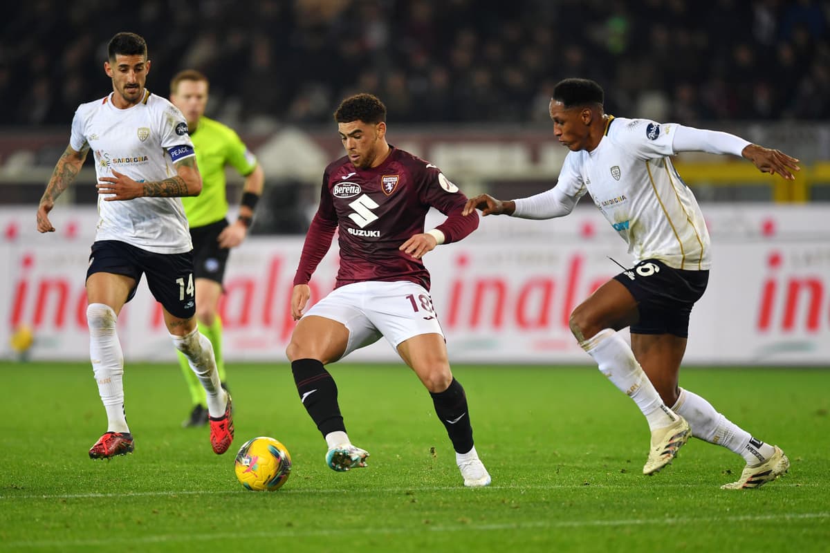 Cagliari və Torino futbolçuları top üçün mübarizə aparır