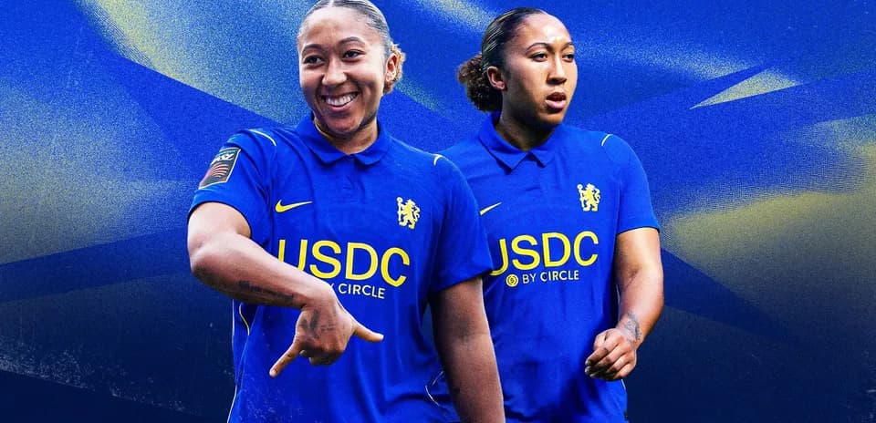Futbolçu Chelsea formasında iki pozda