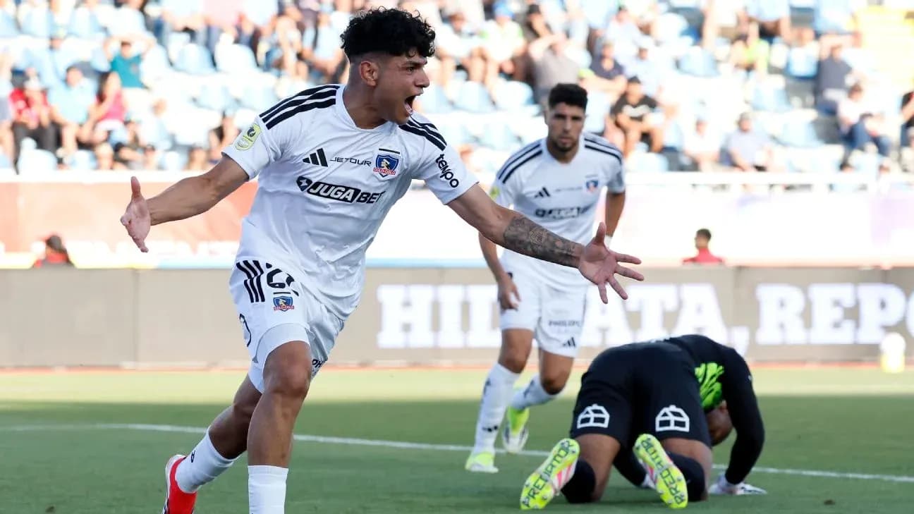 Colo Colo futbolçusu qol vurur