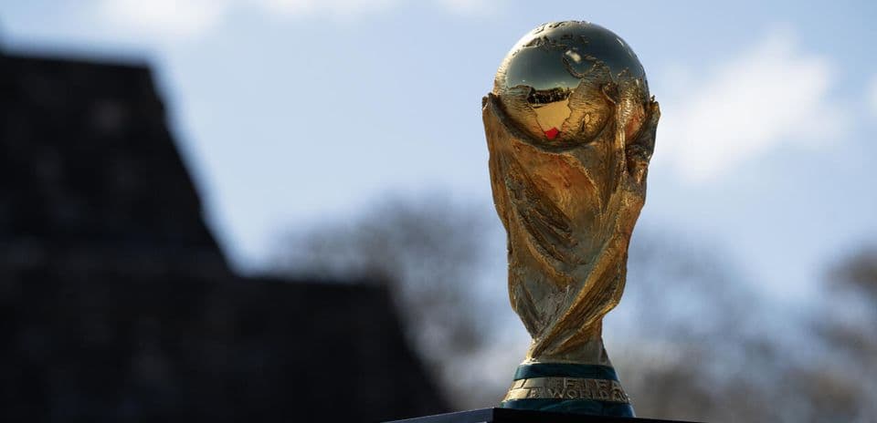 FIFA Dünya Kuboku parlaq günəş altında