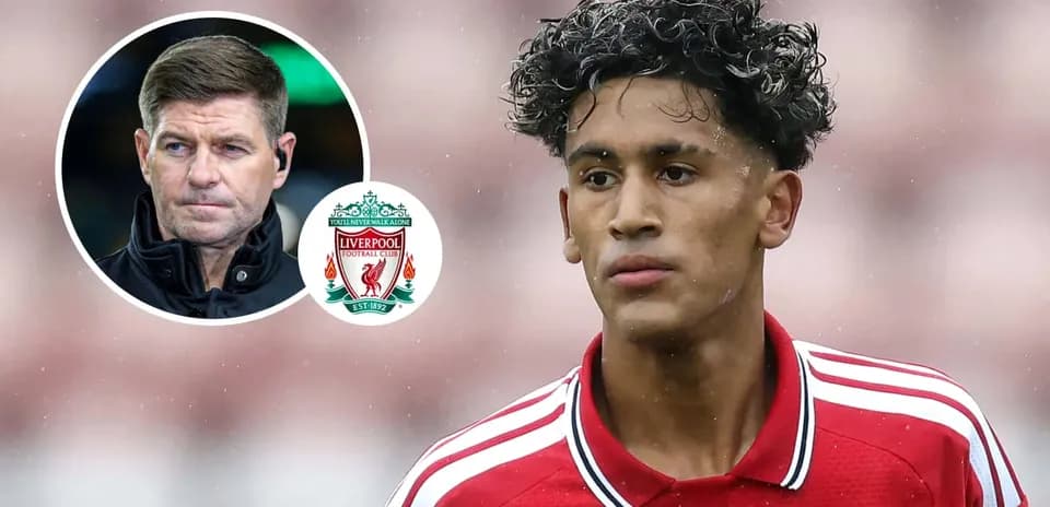 Futbolçu Liverpool forması ilə meydanda durur