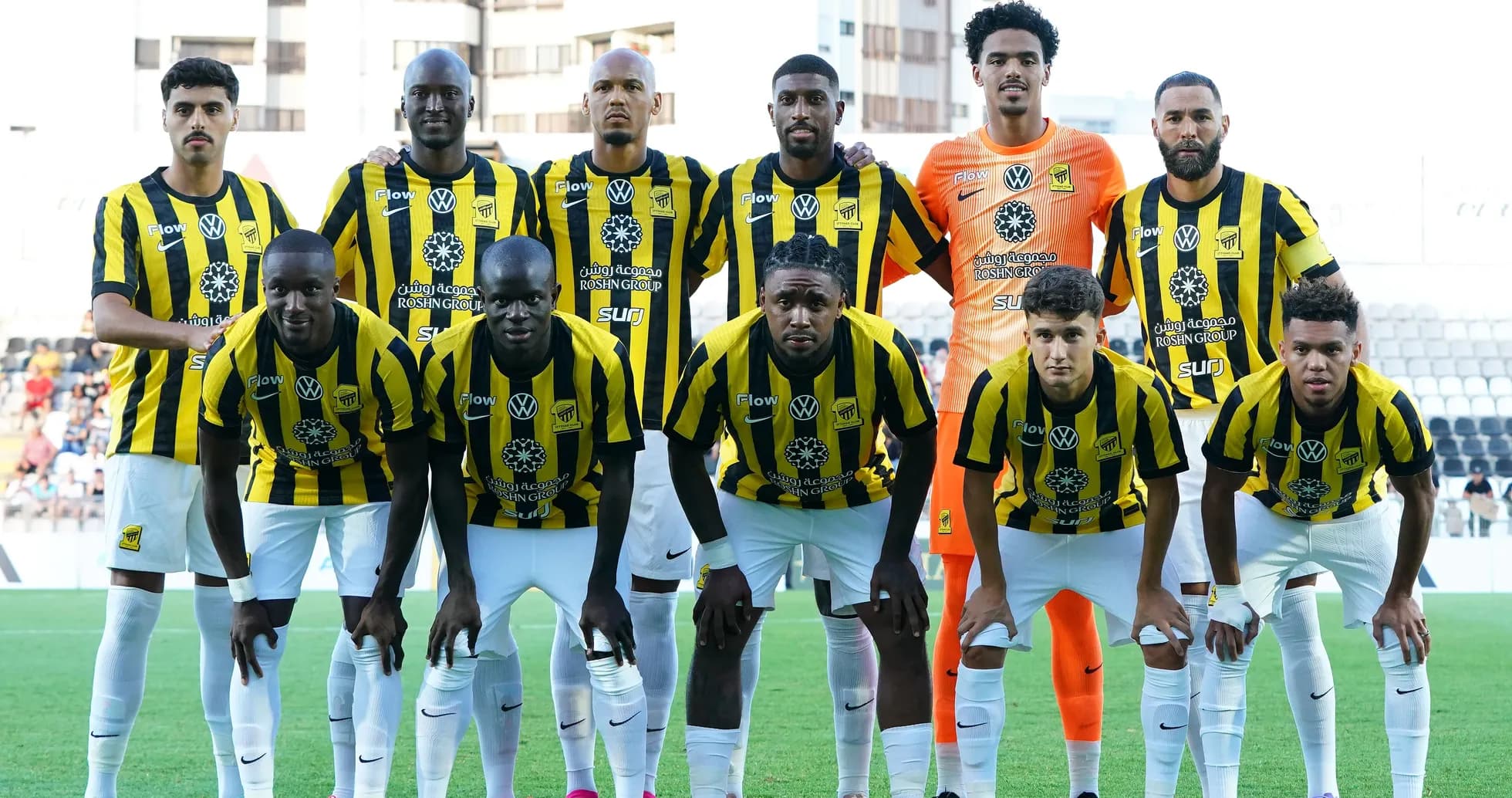Futbol komandası forma geyinmiş 11 oyunçudan ibarətdir
