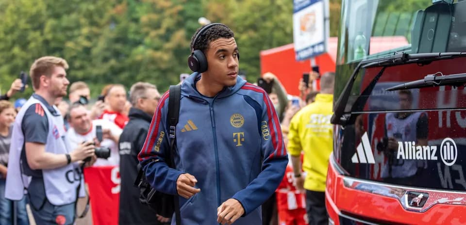 Futbolçu Bayern München avtobusuna yaxınlaşır