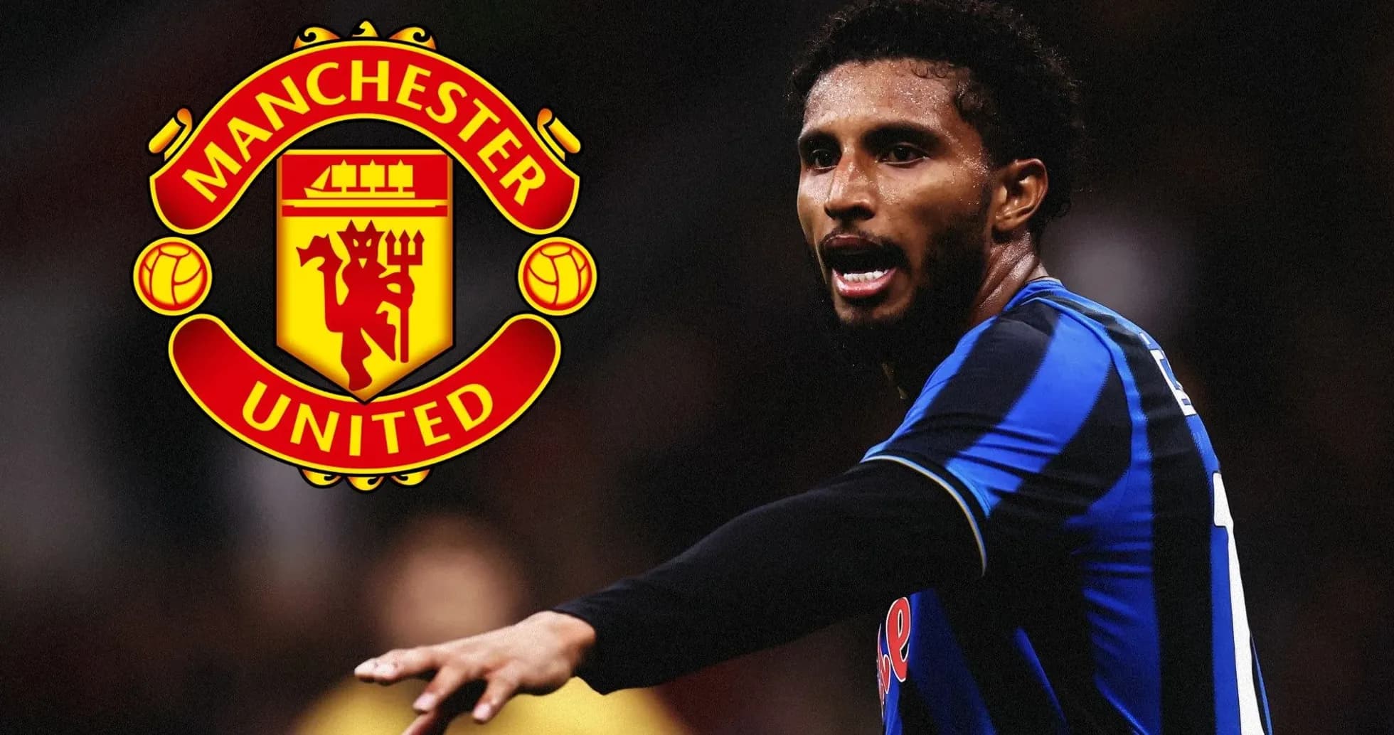 Futbolçu Manchester United logosu önündə danışır
