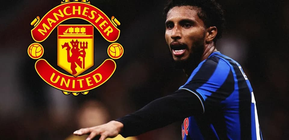 Futbolçu Manchester United logosu önündə danışır