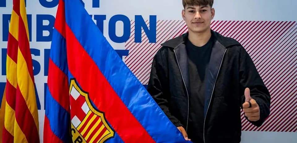 Gənc futbolçu Barça bayrağı ilə poz verir