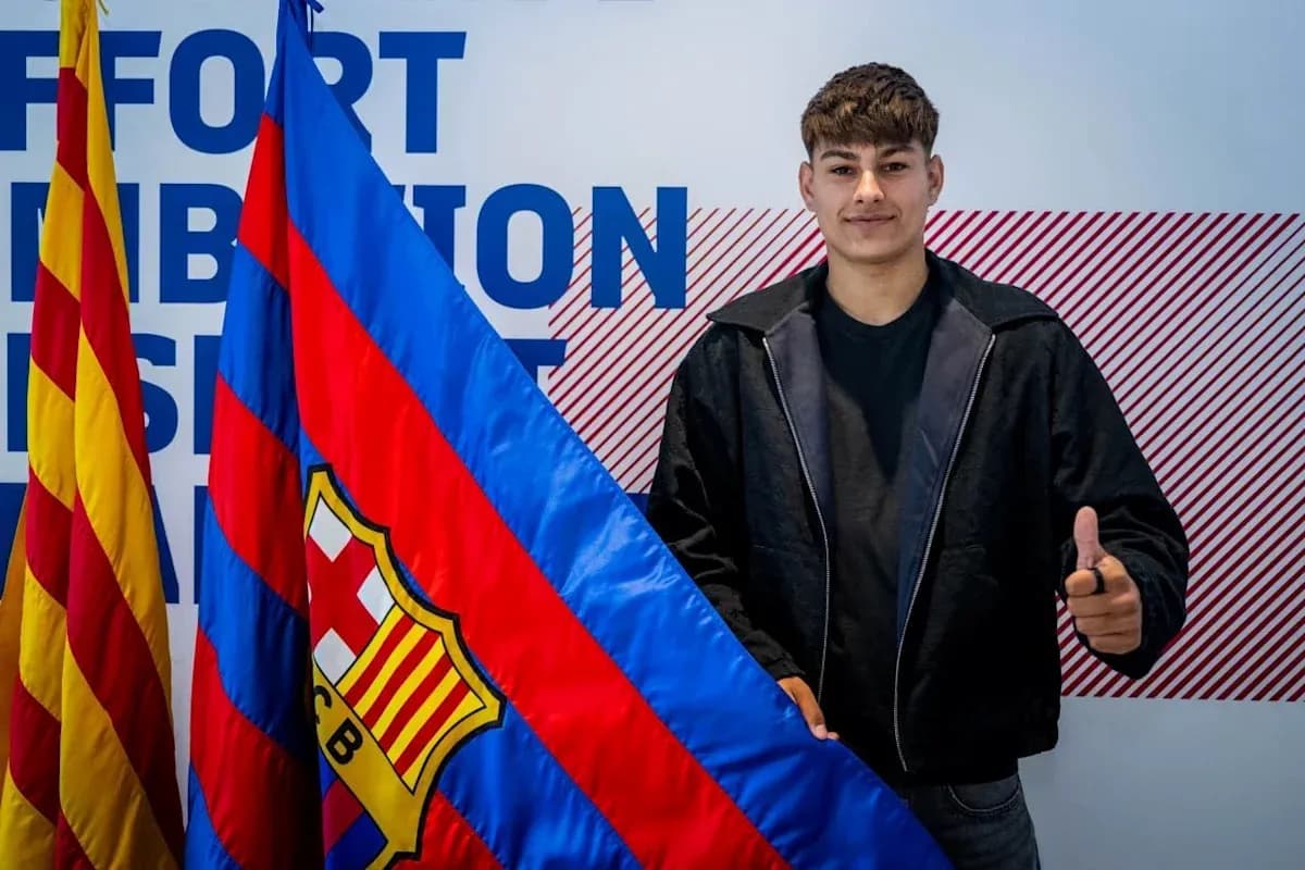 Gənc futbolçu Barça bayrağı ilə poz verir