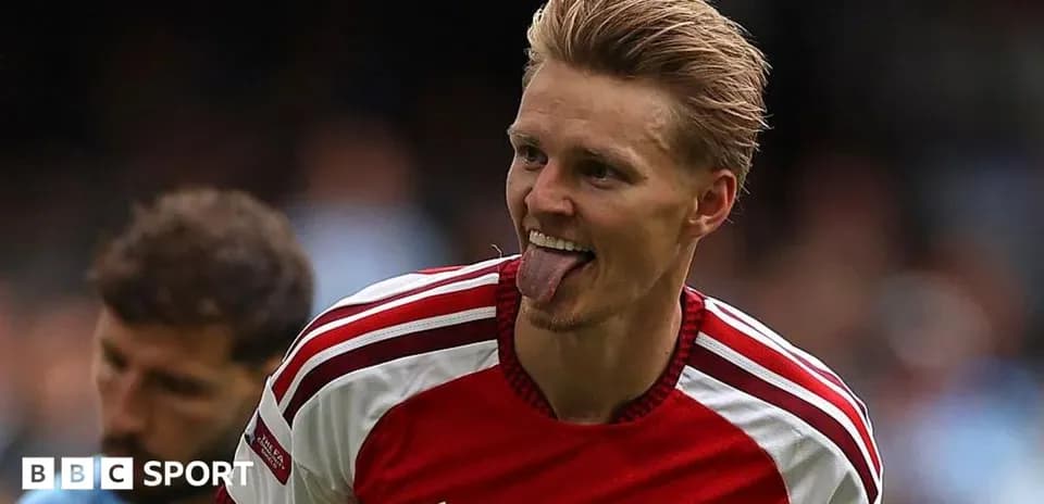 Futbolçu Arsenal formasında sevinirək dilli çıxarır
