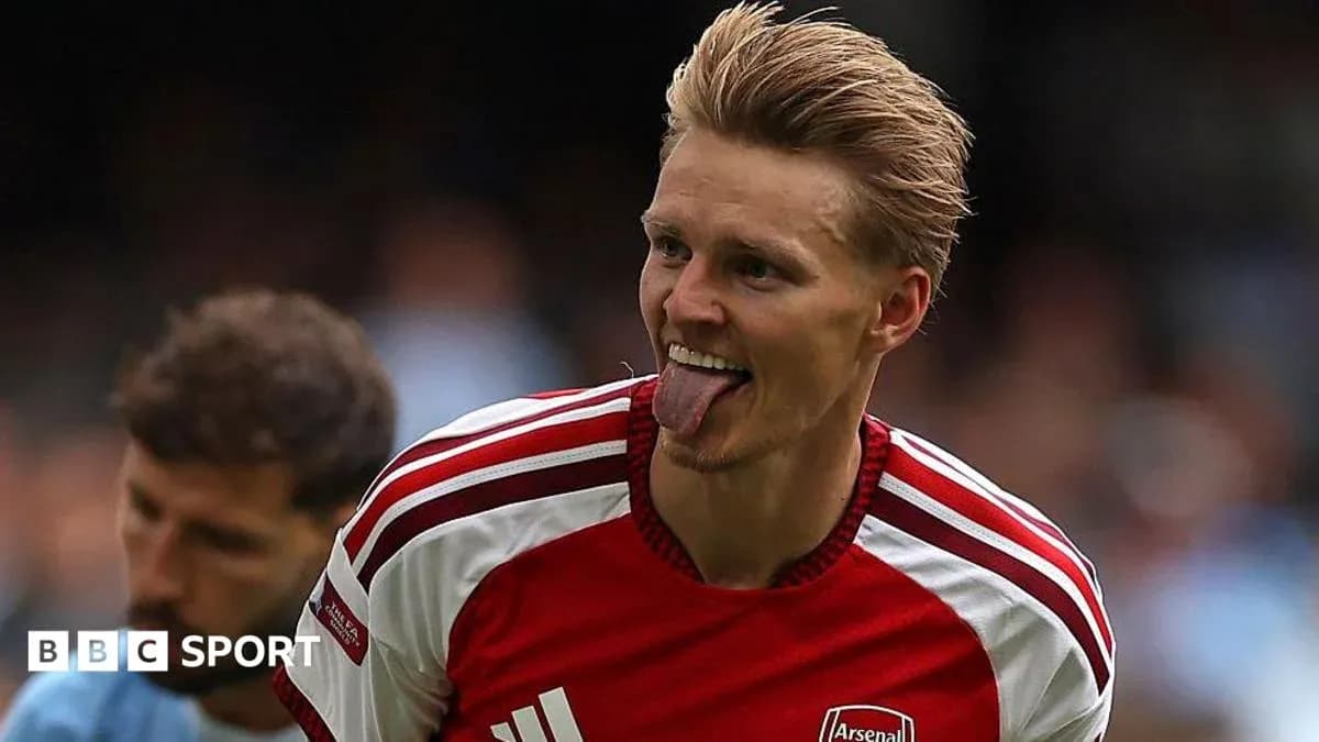 Futbolçu Arsenal formasında sevinirək dilli çıxarır