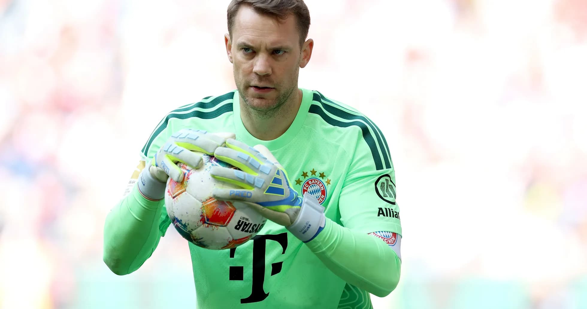 Bayern Munich goalkeeper preparing to throw the ball