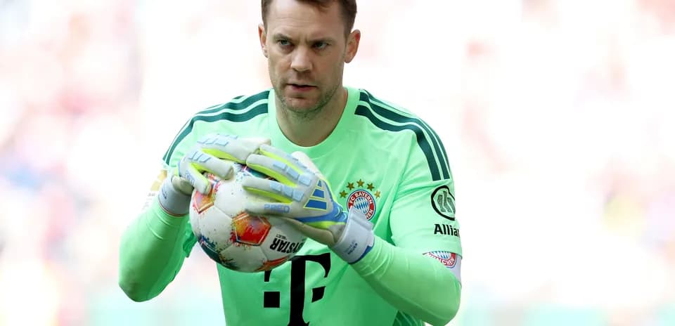 Bayern Munich goalkeeper preparing to throw the ball