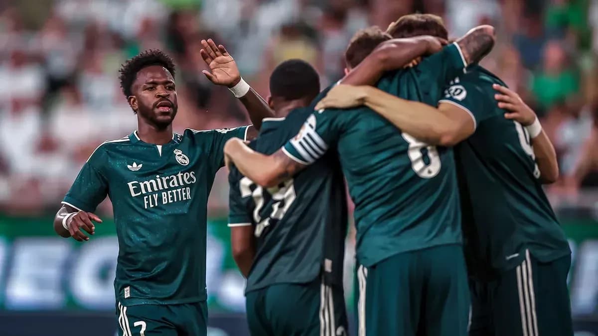 Real Madrid oyunçuları qolu qeyd edirlər