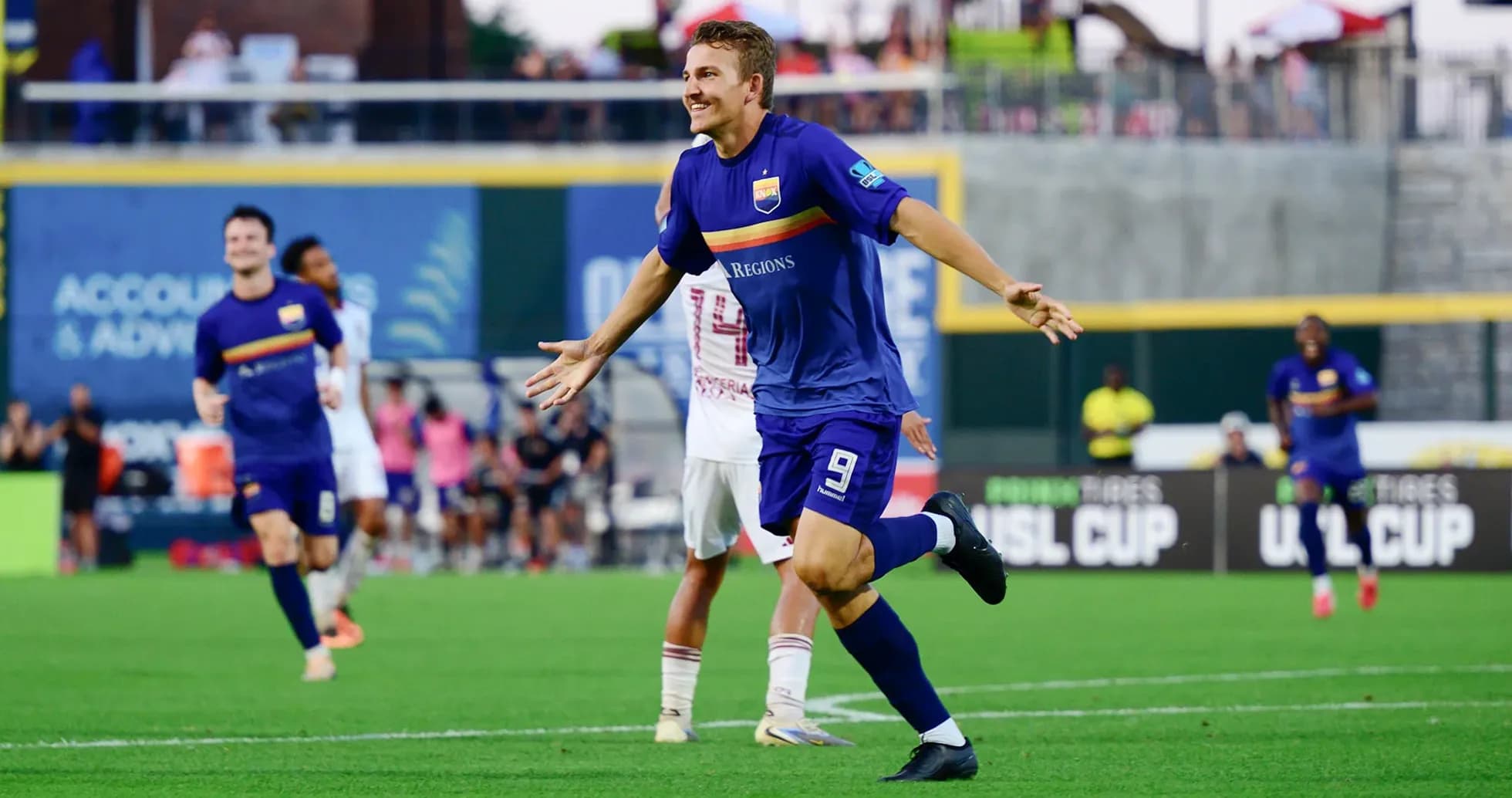 One Knoxville futbolçusu qol sevincini yaşayır