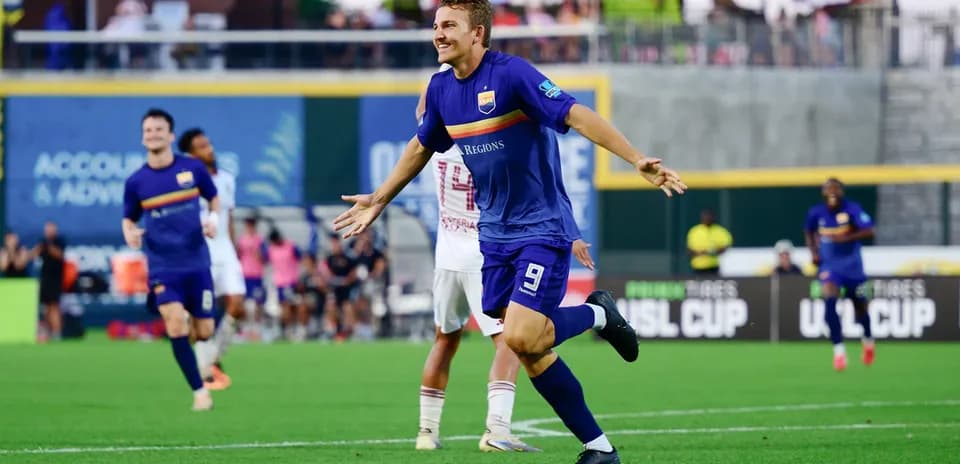 One Knoxville futbolçusu qol sevincini yaşayır