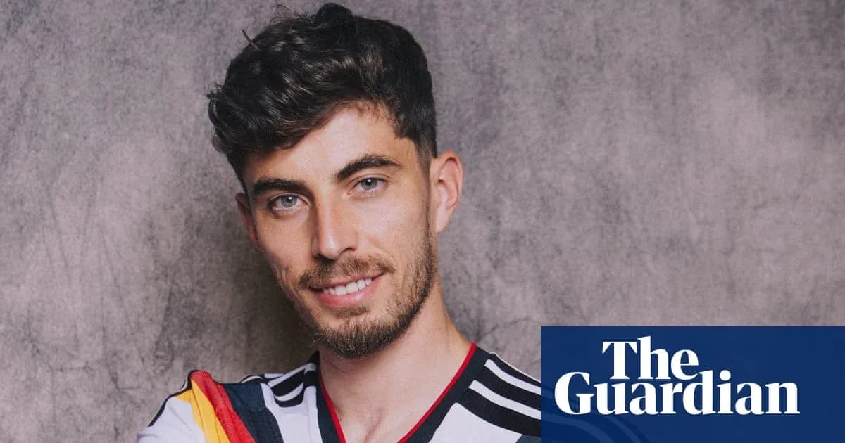Futbolçu gülümsəyərək portret çəkdirir