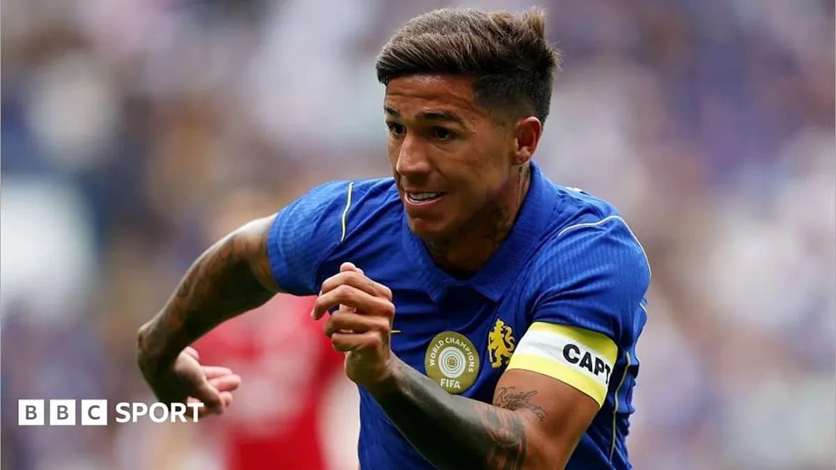 Futbolçu mavi forma ilə sahədə qaçır