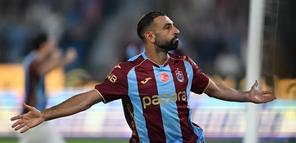 Futbolçu qol vurduqdan sonra sevinir