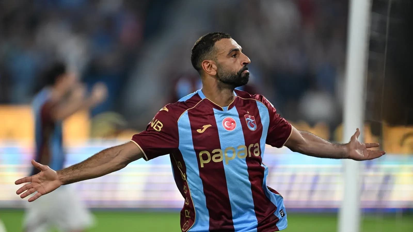 Futbolçu qol vurduqdan sonra sevinir