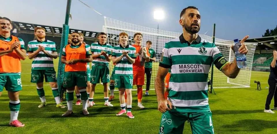 KI Klaksvik futbolçusu qarşısında fanatlar