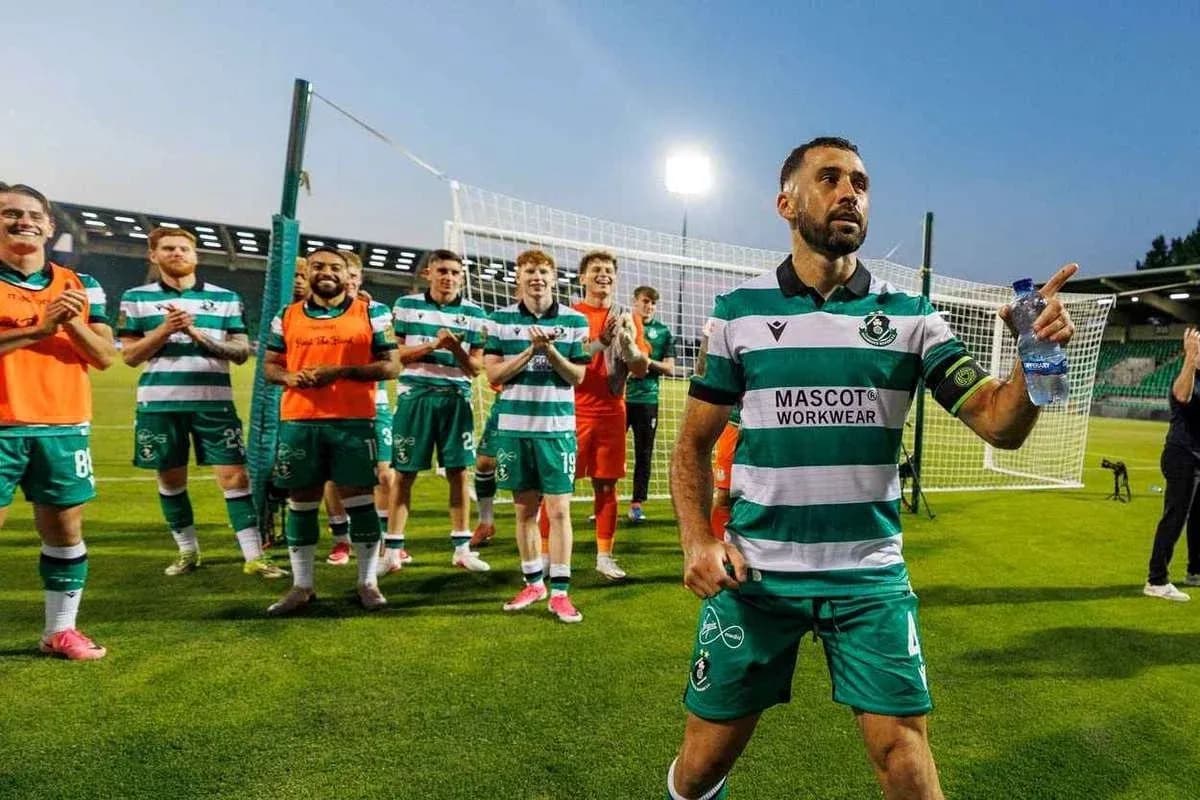 KI Klaksvik futbolçusu qarşısında fanatlar