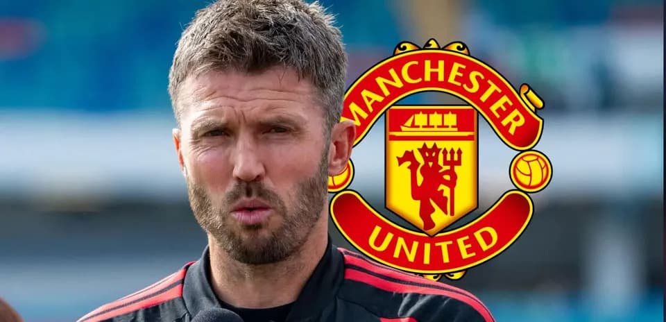 Müxbir Manchester United logolu mətbuat konfransında