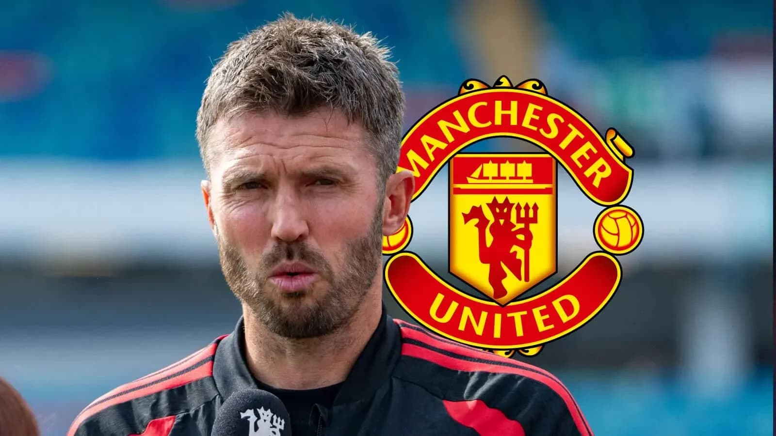 Müxbir Manchester United logolu mətbuat konfransında