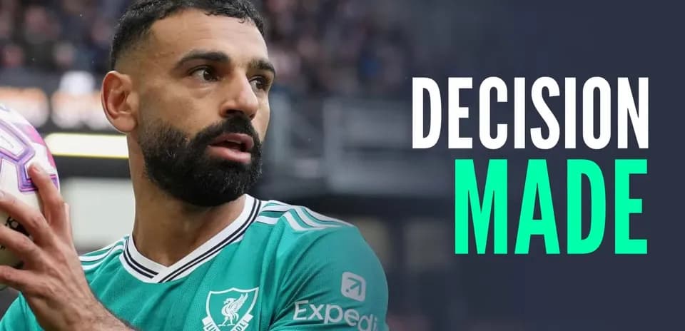 Futbolçu topu atmağa hazır vəziyyətdədir