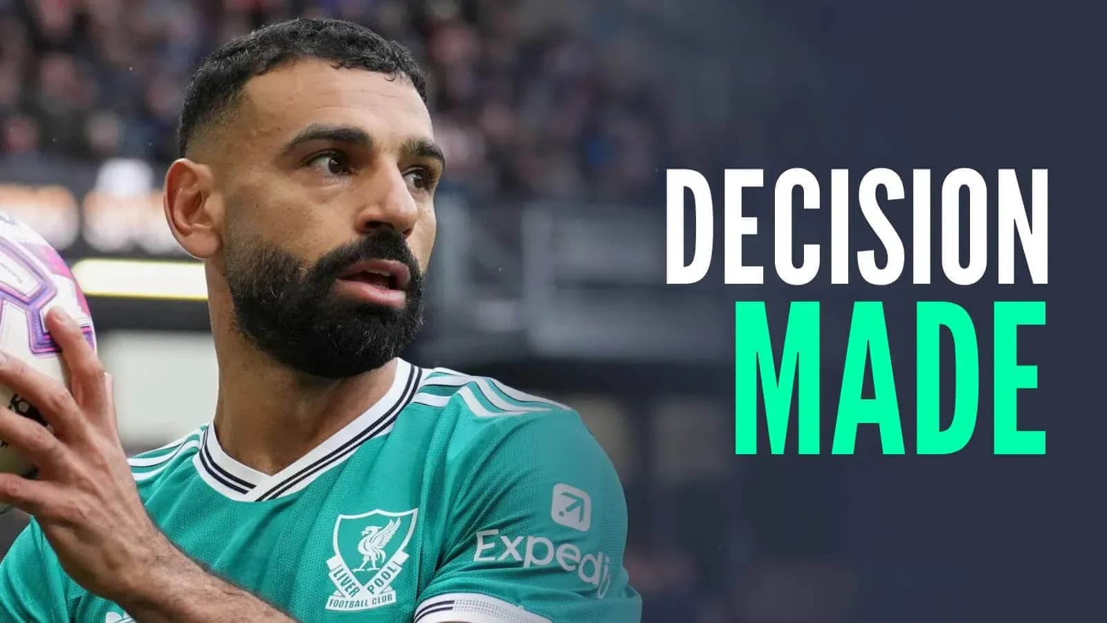 Futbolçu topu atmağa hazır vəziyyətdədir