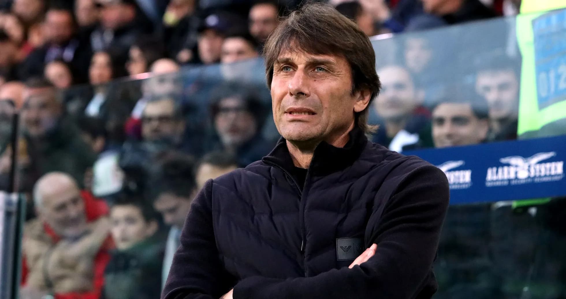 Menecer oyun zamanı stadda dayanıb düşünür