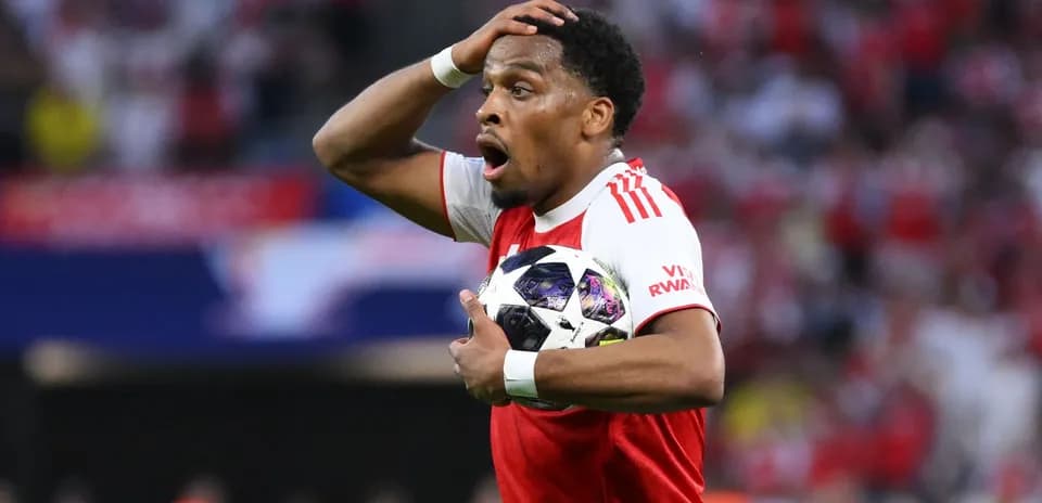 Futbolçu topu qucağında tutaraq şokda görünür