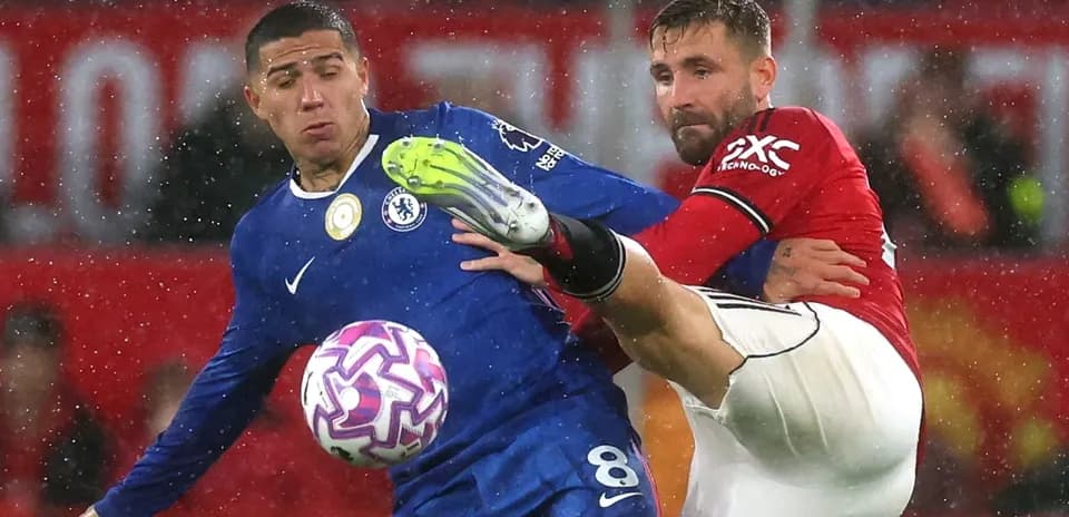 İki futbolçunun top üçün mübarizəsi