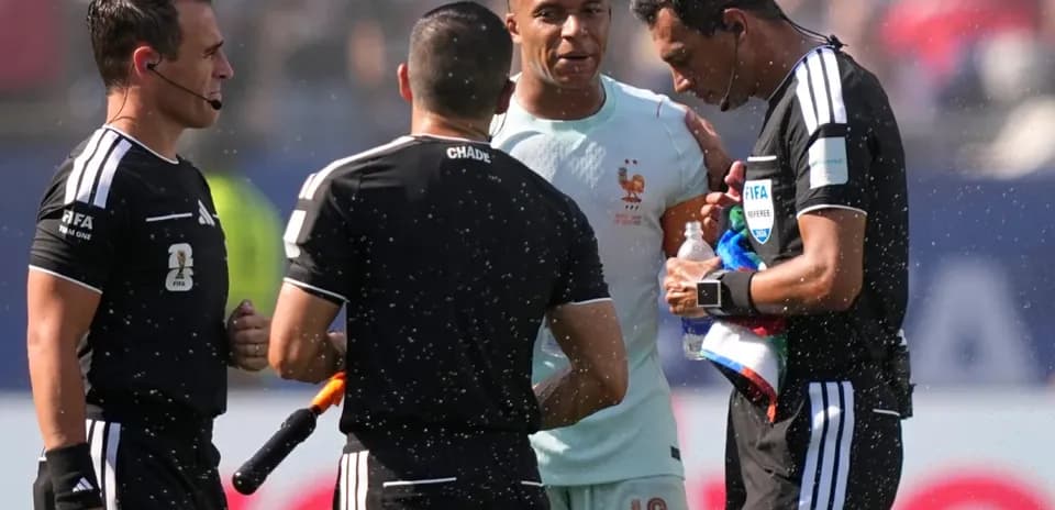 Futbolçular və hakimin müzakirəsi oyun zamanı