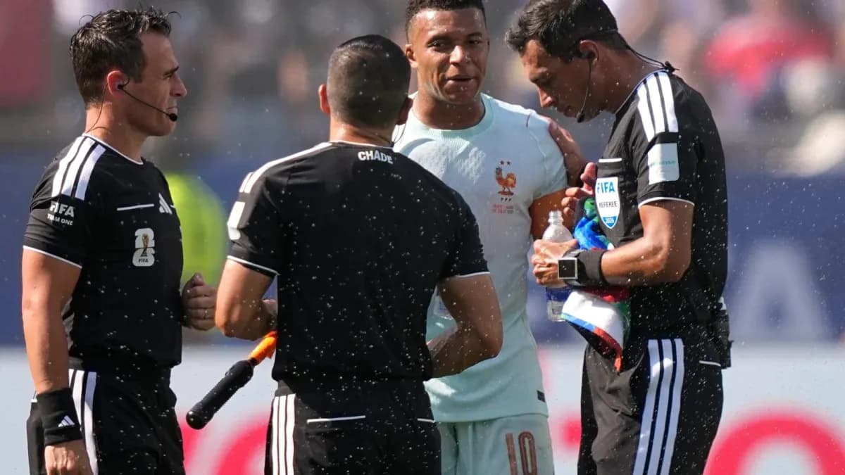 Futbolçular və hakimin müzakirəsi oyun zamanı