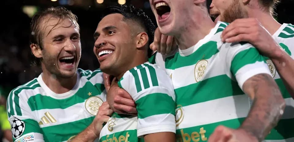 Celtic futbolçuları qələbəni qeyd edir