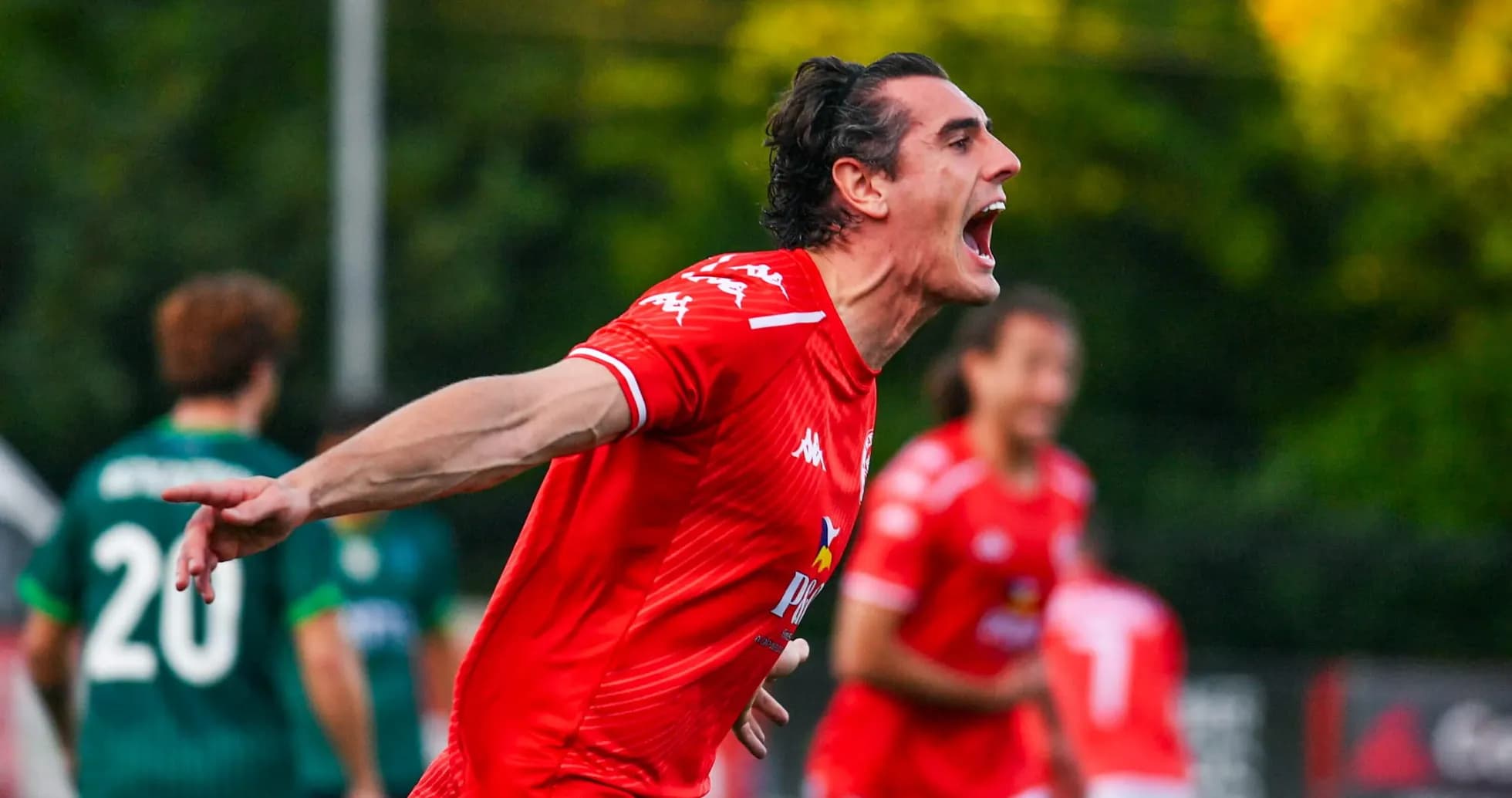 Qırmızı köynəkdə futbolçunun sevinci