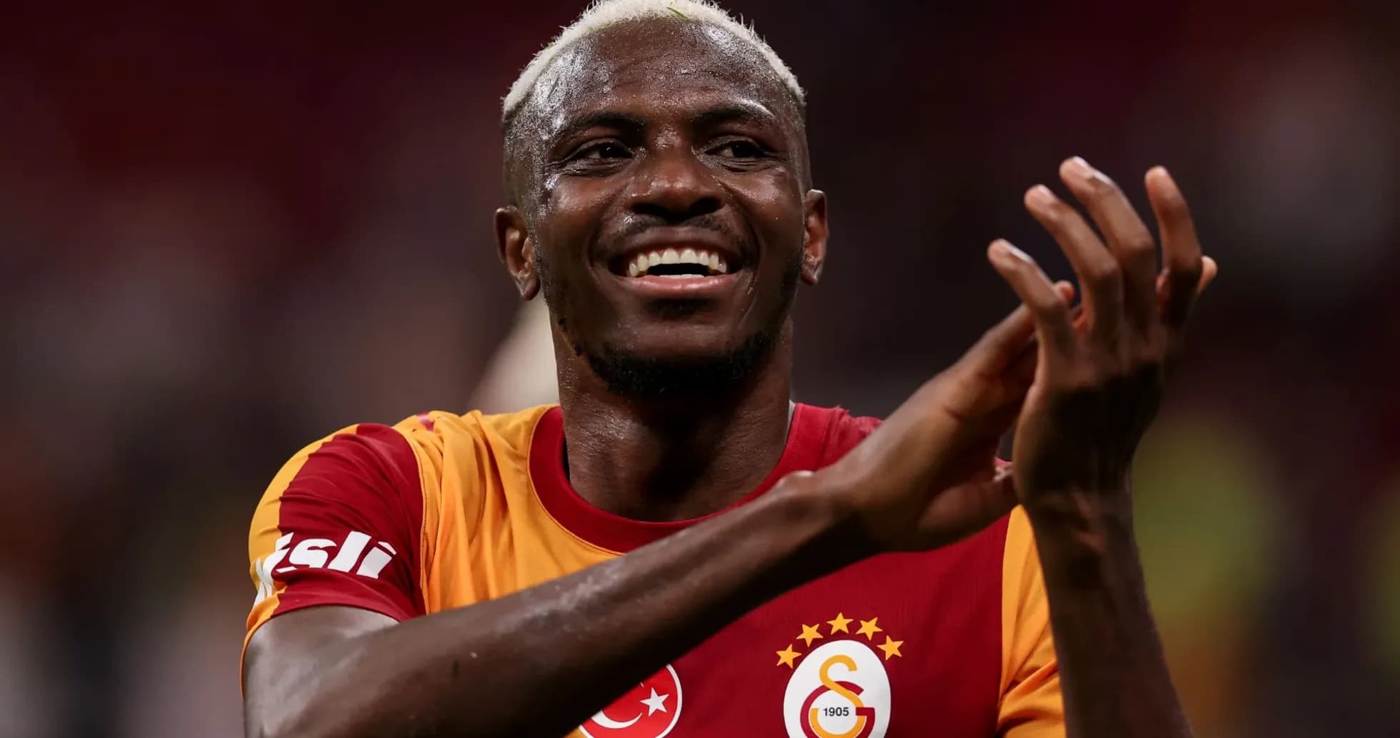 Futbolçu Galatasaray formasında alqış edir