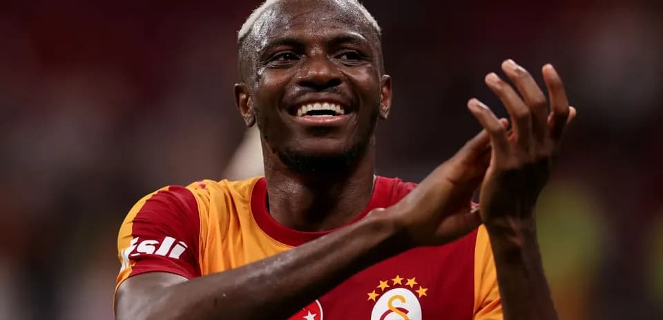 Futbolçu Galatasaray formasında alqış edir