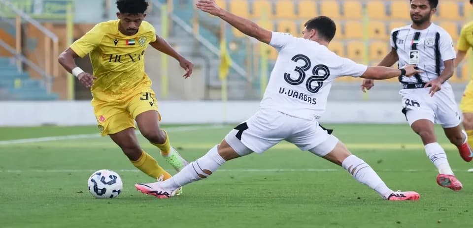 Al Wasl U23 futbolçusu topu ələ keçirir