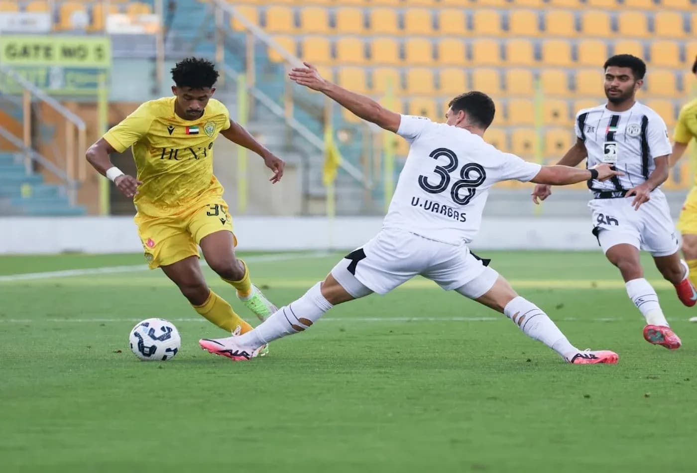 Al Wasl U23 futbolçusu topu ələ keçirir